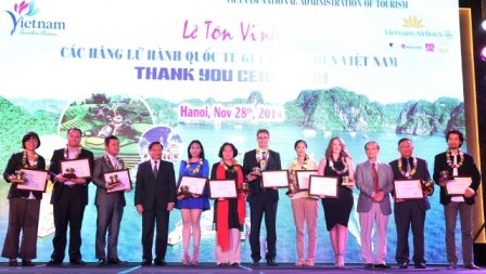 Tổng cục trưởng Tổng cục Du lịch Nguyễn Văn Tuấn vinh danh các hãng lữ hành quốc tế gửi khách đến Việt Nam